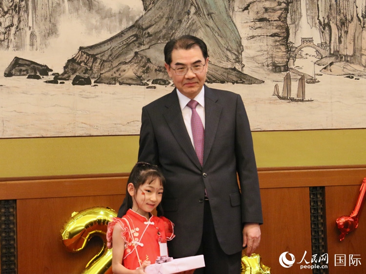 吳江浩大使向中文朗誦比賽獲獎(jiǎng)選手代表贈(zèng)送書(shū)籍。人民網(wǎng) 許可攝