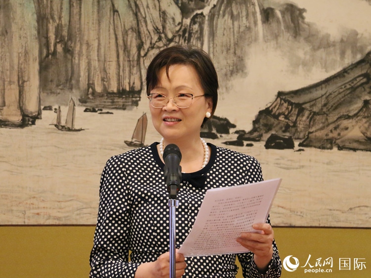 大使夫人丁玥致辭。人民網(wǎng) 許可攝