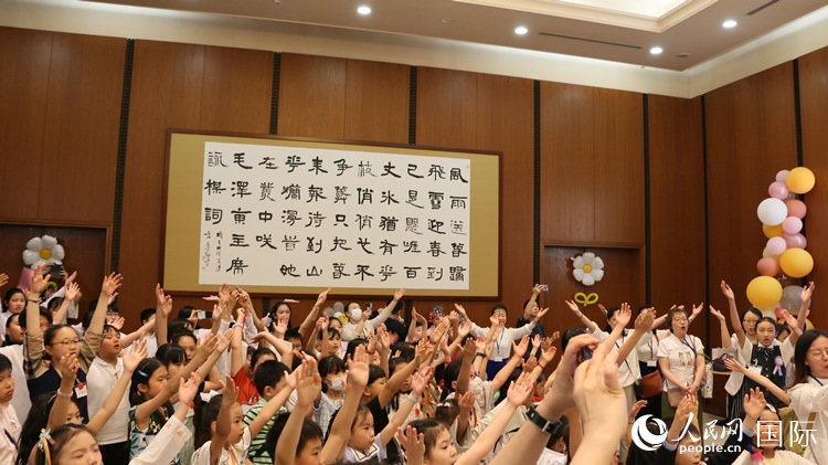 小朋友們合唱《明天會(huì)更好》。人民網(wǎng) 許可攝