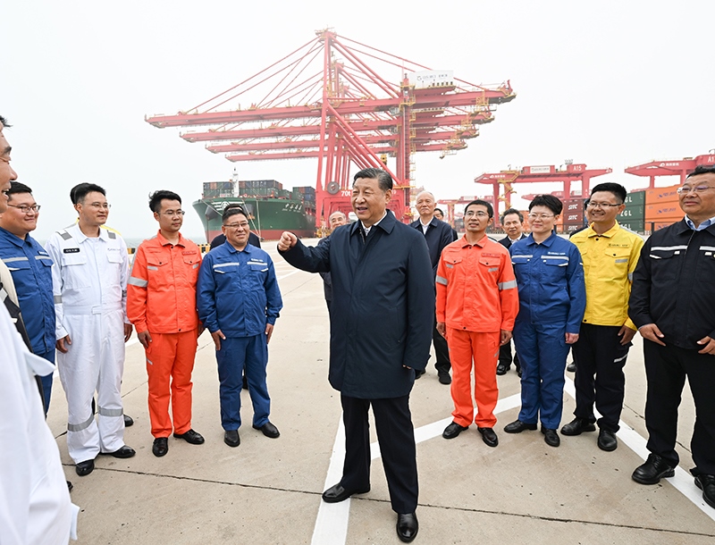 △2024年5月22日，習(xí)近平總書記在山東省日照港親切慰問港口科技工作者、運(yùn)營人員、航運(yùn)人員。