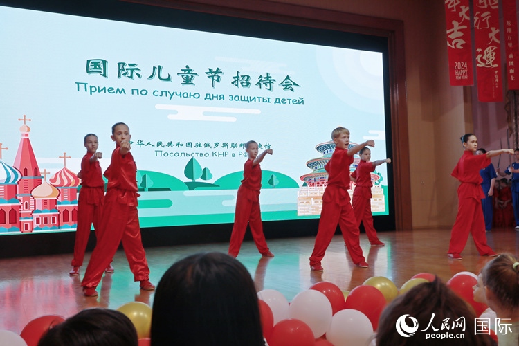 俄羅斯少年進(jìn)行武術(shù)表演。人民網(wǎng)記者 隋鑫攝