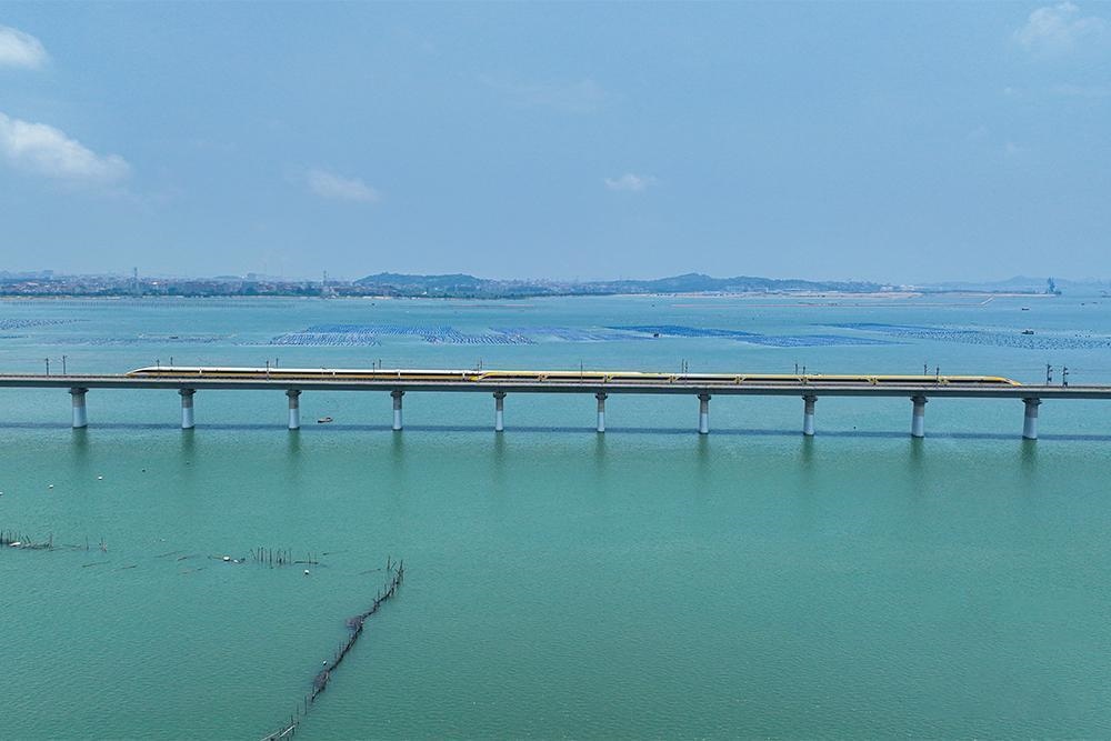 △2023年6月28日，CR450動(dòng)車組試驗(yàn)列車在湄洲灣跨海大橋交會(huì)運(yùn)行，單列最高運(yùn)行時(shí)速達(dá)到453公里。
