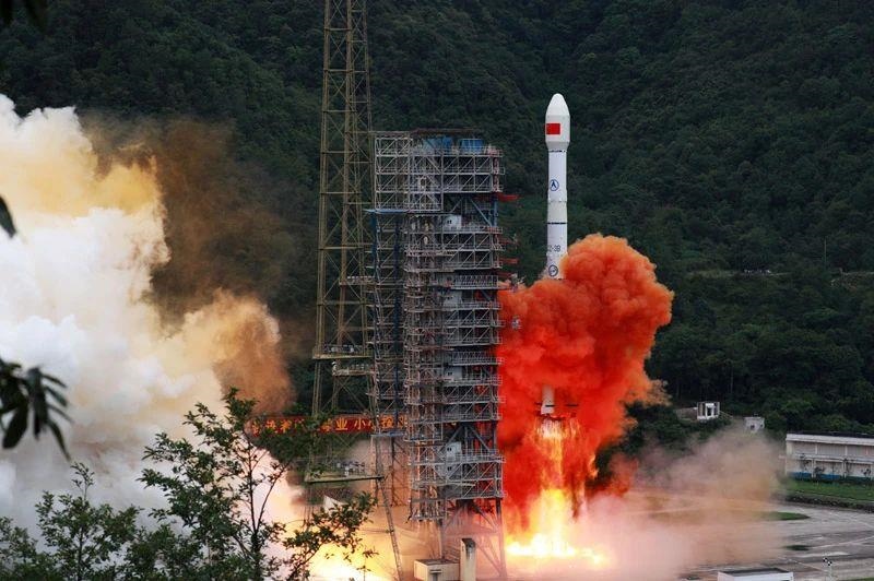 △2020年6月23日，我國北斗三號(hào)全球衛(wèi)星導(dǎo)航系統(tǒng)最后一顆組網(wǎng)衛(wèi)星在西昌衛(wèi)星發(fā)射中心點(diǎn)火升空。同年7月，北斗三號(hào)系統(tǒng)正式開通全球服務(wù)，“中國的北斗”真正成為“世界的北斗”。
