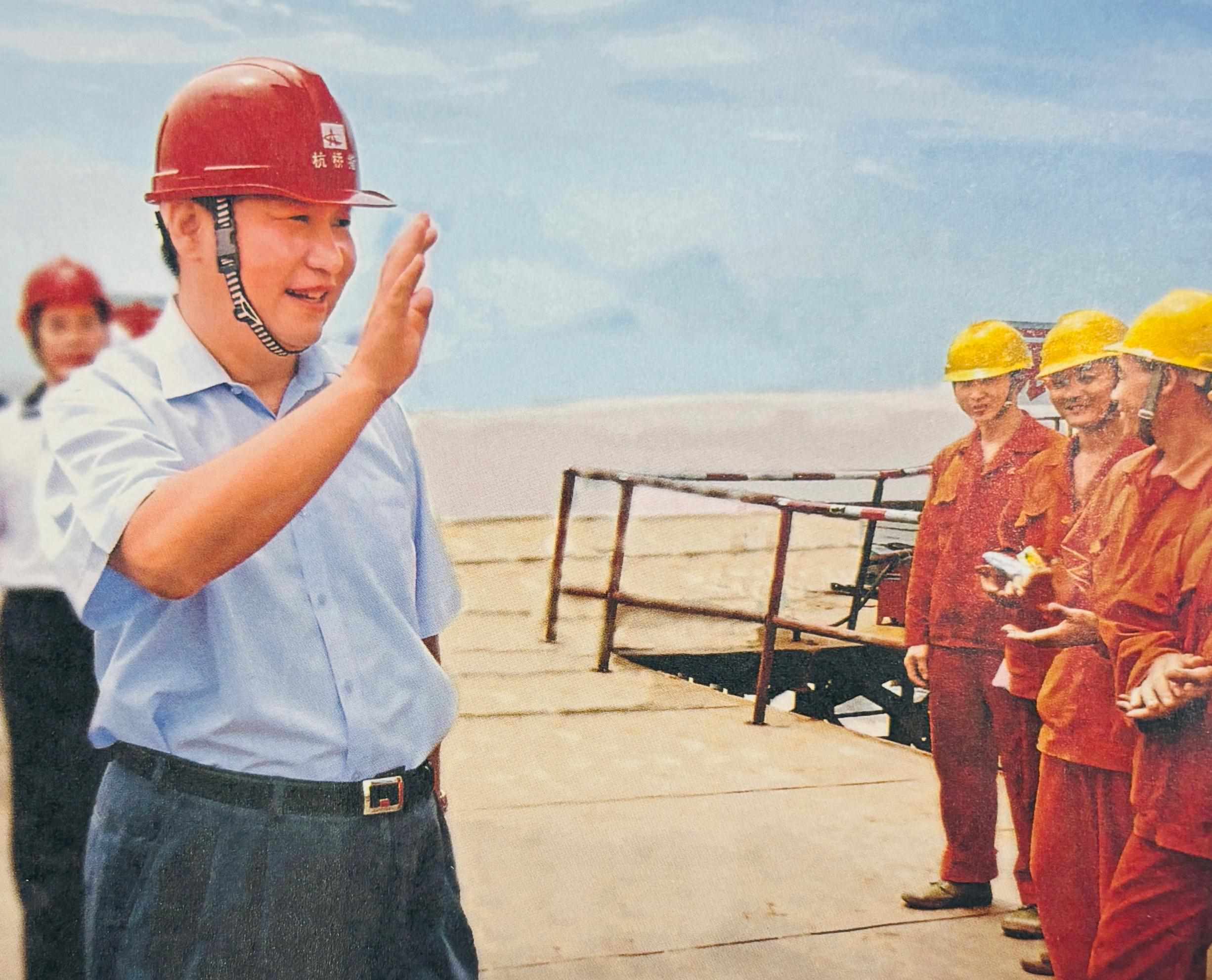 △2006年7月12日，習(xí)近平在杭州灣跨海大橋嘉興市海鹽段建設(shè)工地慰問工人。