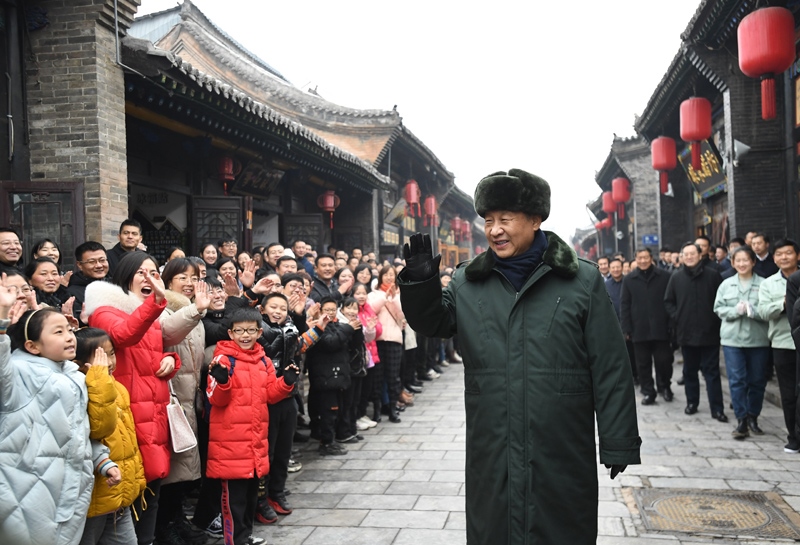 2022年1月27日，習(xí)近平總書記在山西平遙古城向現(xiàn)場群眾揮手致意。