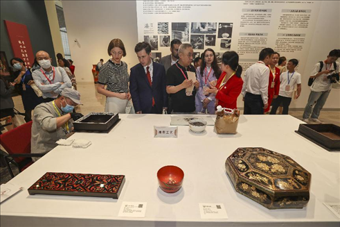 2023年5月28日，北京，推光漆器匠人為駐華使節(jié)展示技藝。
