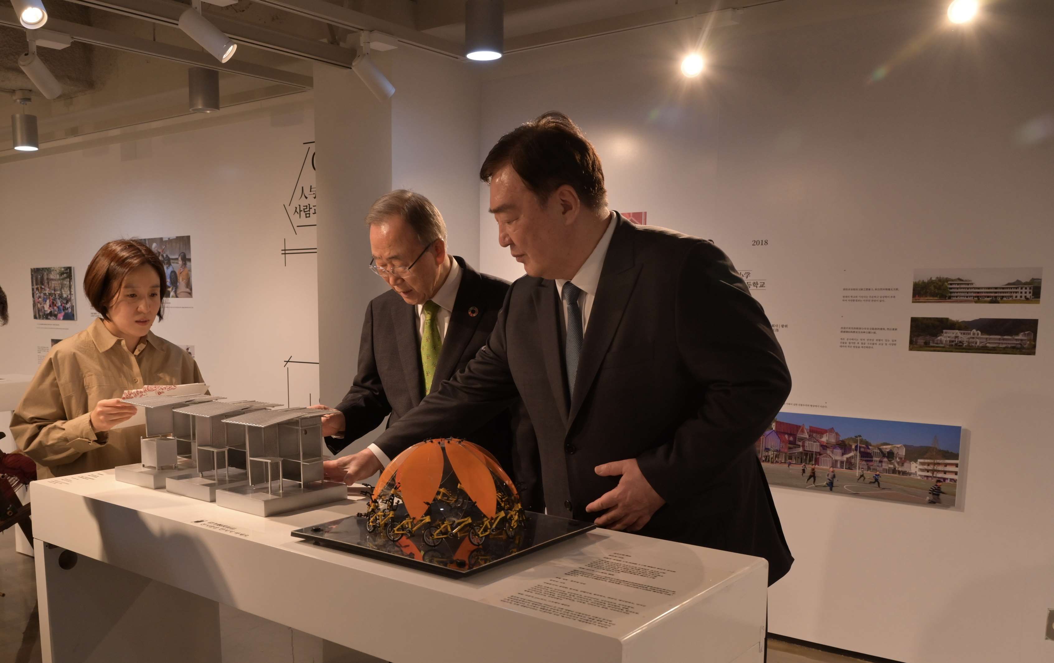 邢海明（右一）與潘基文共同參觀《自然生活傳承——美麗中國特展》。首爾中國文化中心供圖