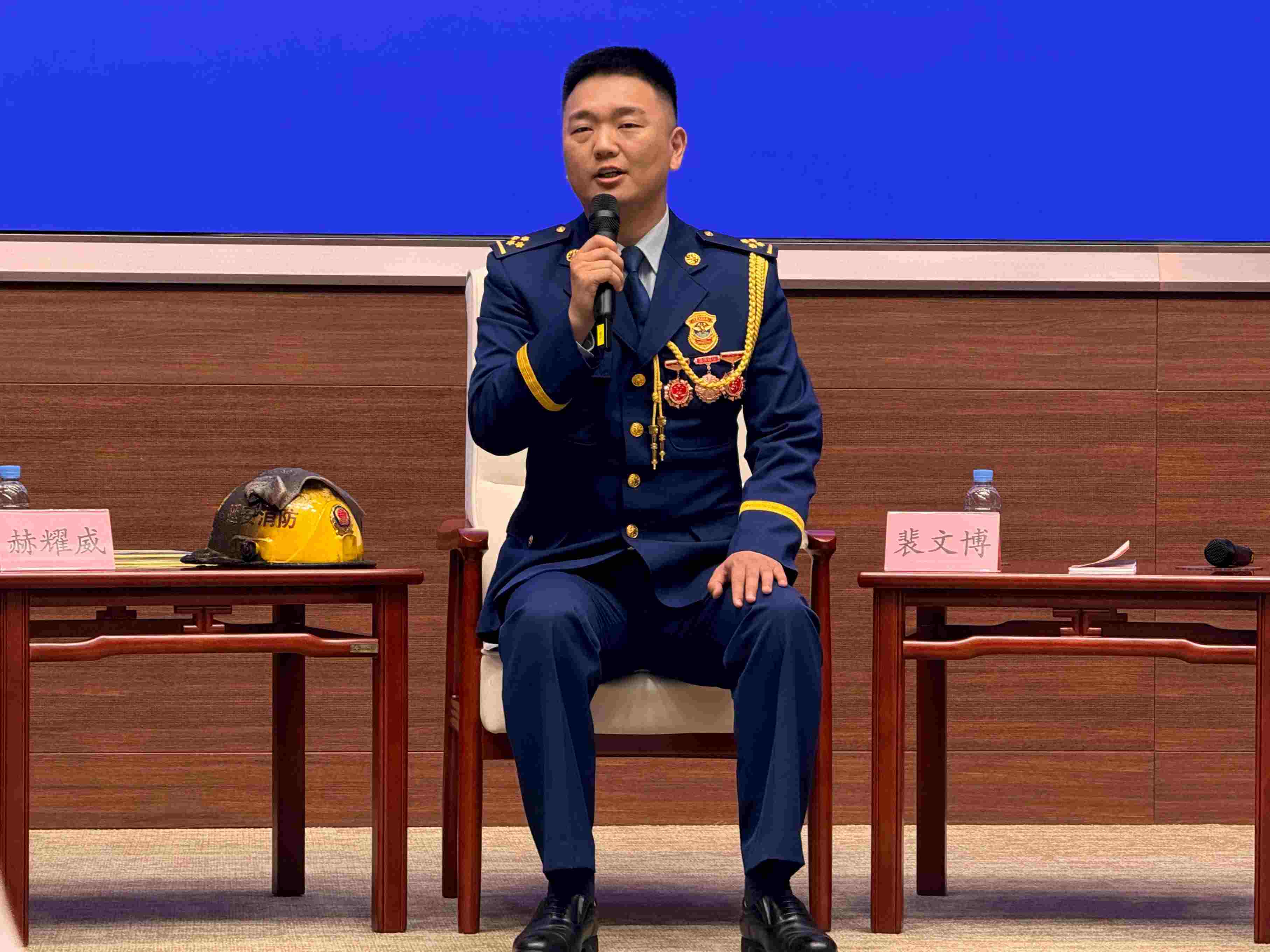 寶塔消防救援站政治指導(dǎo)員裴文博在回答記者提問。人民網(wǎng)記者 郝萍攝