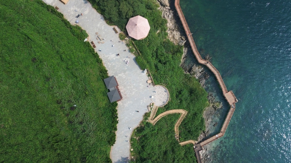 2023年8月16日，長(zhǎng)?？h小長(zhǎng)山島小水口森林公園一角（無(wú)人機(jī)照片）。新華社記者 陳為 攝