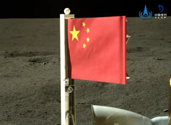 五星紅旗在落于月背的嫦娥六號(hào)探測(cè)器上展開。
