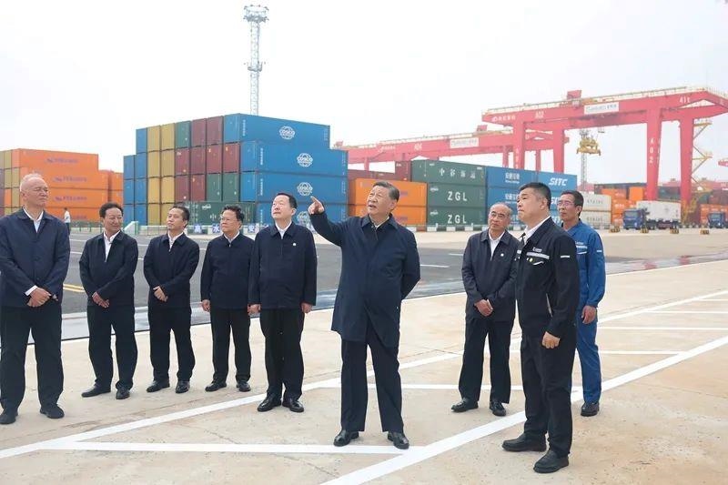 2024年5月22日，習(xí)近平總書記在山東日照港察看全自動(dòng)化集裝箱碼頭作業(yè)場(chǎng)景。