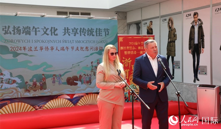 皮耶霍欽斯基（右）在活動上致辭。人民網(wǎng)記者 李增偉攝