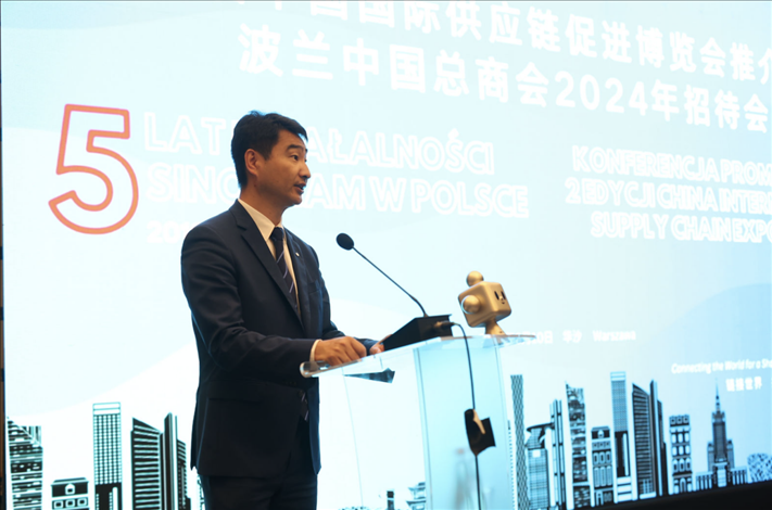 波蘭中國總商會(huì)會(huì)長胡新元致辭。