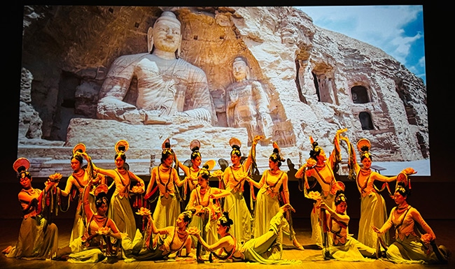 展演現(xiàn)場，同學們在表演節(jié)目《云岡飛天印象》。校方供圖