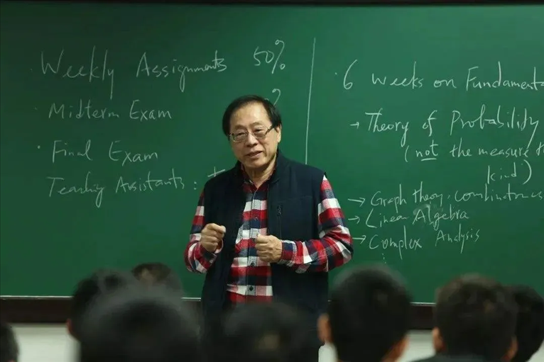 △姚期智為清華大學(xué)學(xué)生授課。