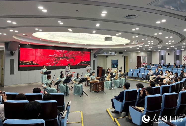 北京第二外國語學院學生帶來民樂表演。人民網(wǎng)記者 陳思攝