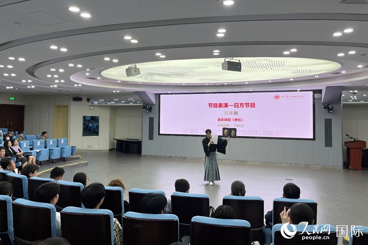日本大學生介紹能樂知識。人民網(wǎng)記者 陳思攝