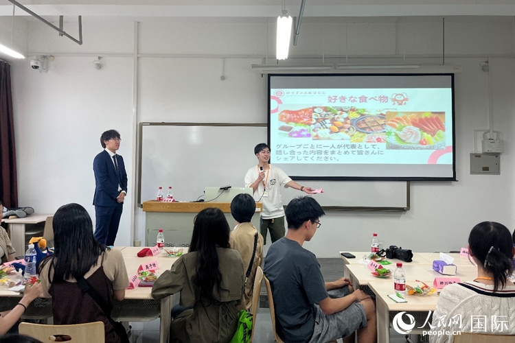 中日大學生交流討論。人民網(wǎng)記者 陳思攝