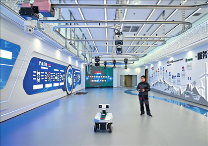 在雄安科創(chuàng)中心中試基地，北京普龍科技有限公司工作人員在展示巡檢機(jī)器人（2024年3月28日攝）牟宇攝/本刊