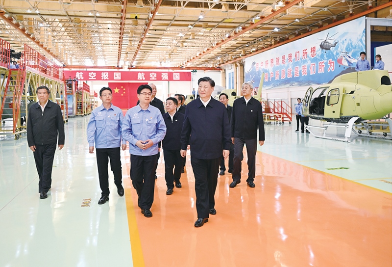 2023年10月10日至13日，中共中央總書記、國家主席、中央軍委主席習(xí)近平在江西考察。這是11日上午，習(xí)近平在景德鎮(zhèn)市昌河飛機(jī)工業(yè)（集團(tuán)）有限公司考察。 新華社記者 燕雁/攝