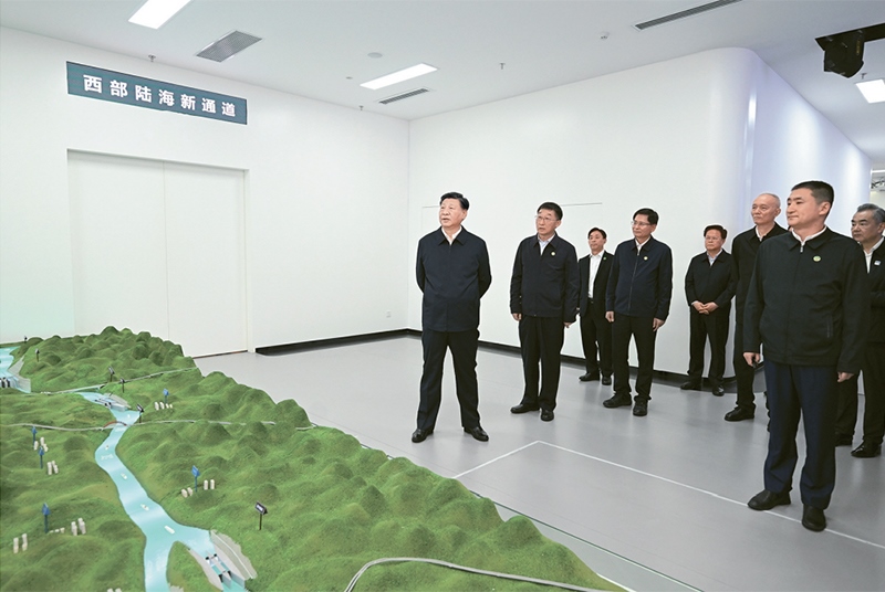 2023年12月14日至15日，中共中央總書記、國家主席、中央軍委主席習(xí)近平在廣西考察。這是14日上午，習(xí)近平在南寧市考察中國—東盟信息港股份有限公司，結(jié)合平陸運(yùn)河沙盤聽取西部陸海新通道骨干工程建設(shè)匯報(bào)。 新華社記者 謝環(huán)馳/攝