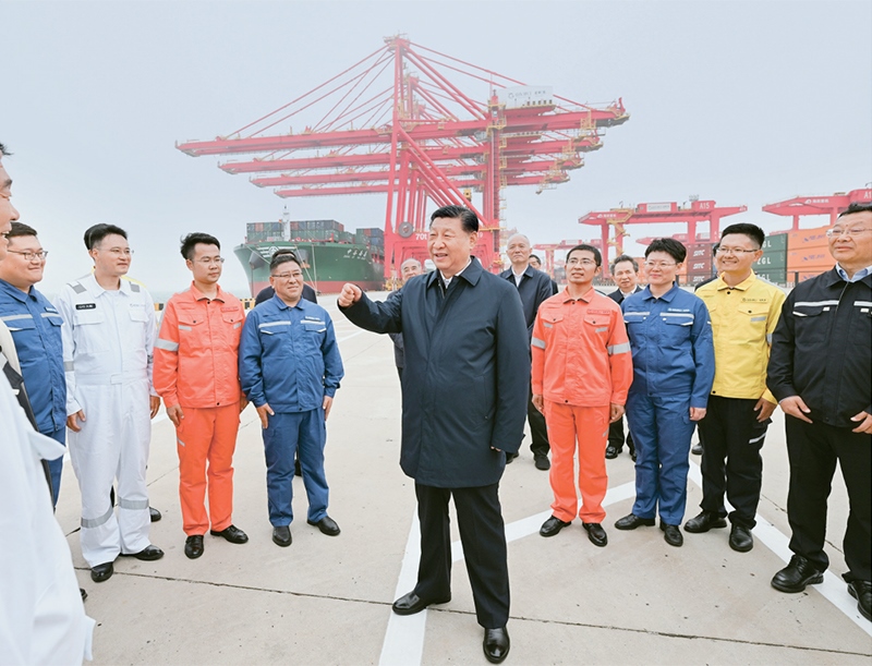 2024年5月22日至24日，中共中央總書記、國家主席、中央軍委主席習(xí)近平在山東考察。這是22日下午，習(xí)近平在日照港親切慰問港口科技工作者、運(yùn)營人員、航運(yùn)人員。 新華社記者 謝環(huán)馳/攝