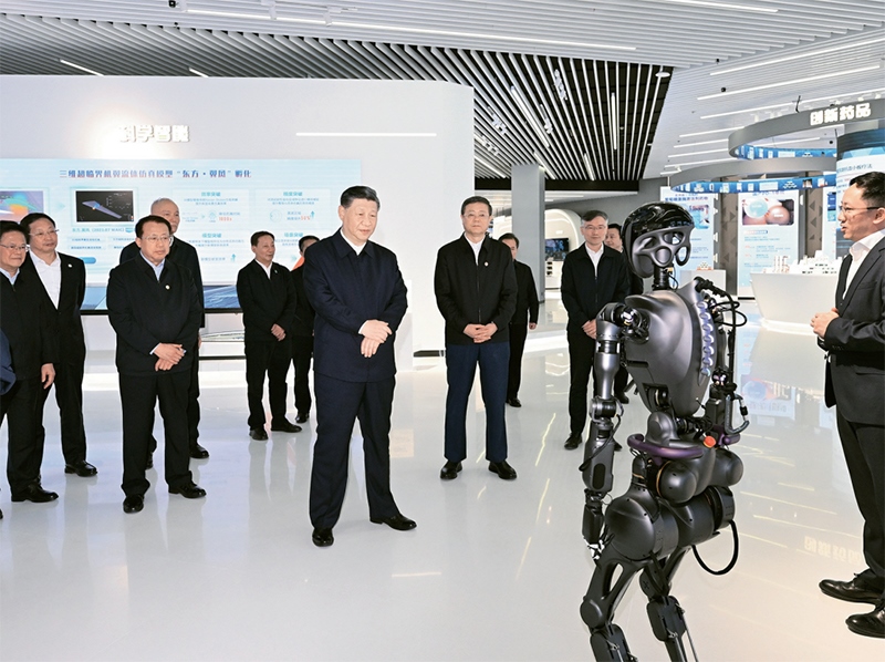 2023年11月28日至12月2日，中共中央總書記、國家主席、中央軍委主席習(xí)近平在上?？疾臁＿@是11月28日下午，習(xí)近平在浦東新區(qū)張江科學(xué)城參觀上?？萍紕?chuàng)新成果展。 新華社記者 謝環(huán)馳/攝