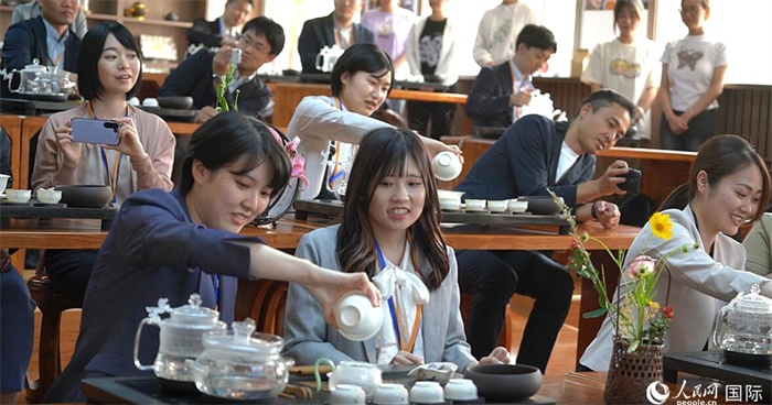 日本創(chuàng)價學會青年代表團在新疆師范大學體驗中國茶藝。人民網記者 張麗婭攝