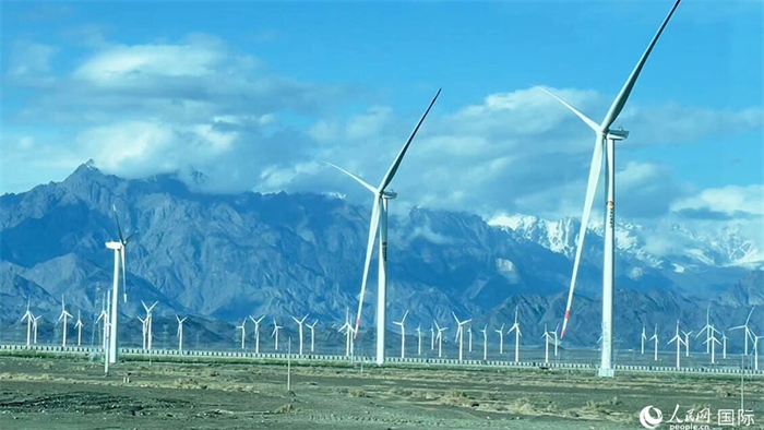 從烏魯木齊到吐魯番沿途的風力發(fā)電設備。人民網記者 張麗婭攝