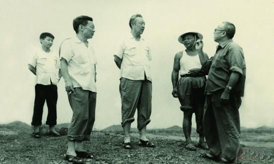 1978年8月，習(xí)仲勛（左三）在廣東惠陽(yáng)農(nóng)村調(diào)研。在清華大學(xué)讀書(shū)的習(xí)近平（左一）利用暑假時(shí)間參加社會(huì)實(shí)踐，隨同父親一起下鄉(xiāng)。