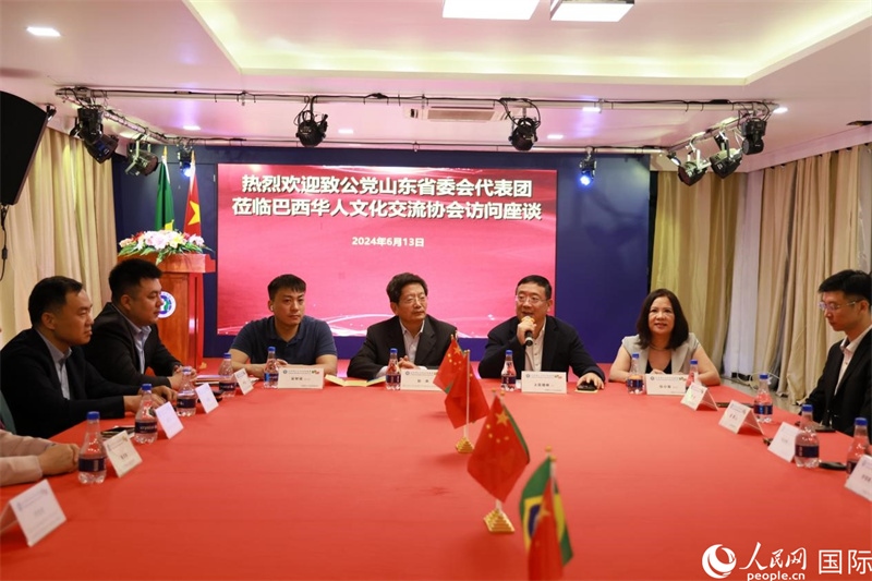 巴西華人文化交流協(xié)會(huì)主席上官劍鋒在座談會(huì)上致辭。人民網(wǎng)記者 宋亦然攝