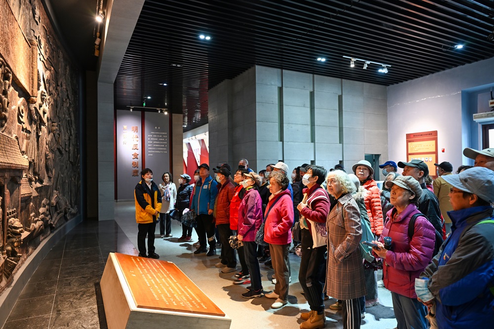 △ 2024年4月10日，北京朝陽(yáng)區(qū)安慧里社區(qū)黨委組織離退休黨員參觀“明鏡昭廉”明代反貪尚廉歷史文化園。