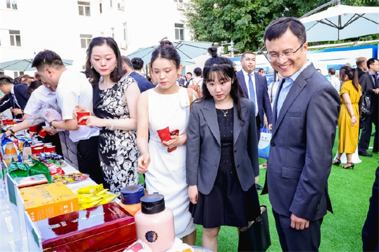 與會嘉賓參觀品鑒上合組織農(nóng)業(yè)基地特產(chǎn)。主辦方供圖