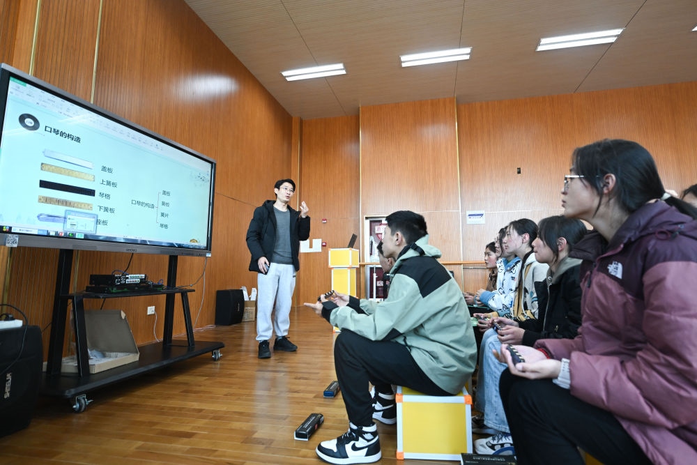 上海援青教師闞延俊在給學(xué)生上音樂課（2023年2月23日攝）。
