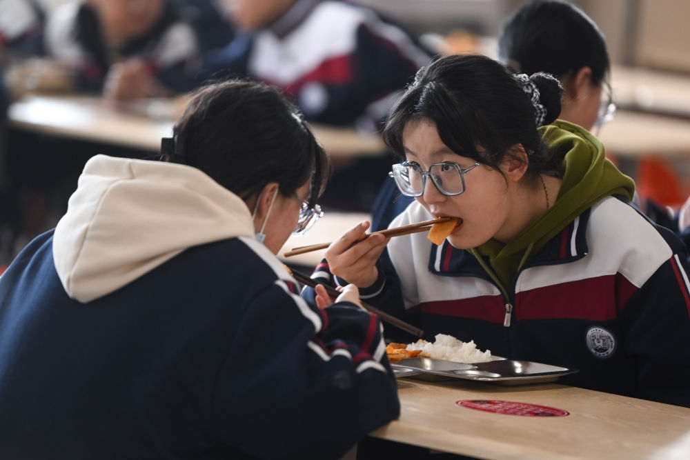 2023年2月23日，果洛西寧民族中學(xué)學(xué)生在食堂吃午飯。