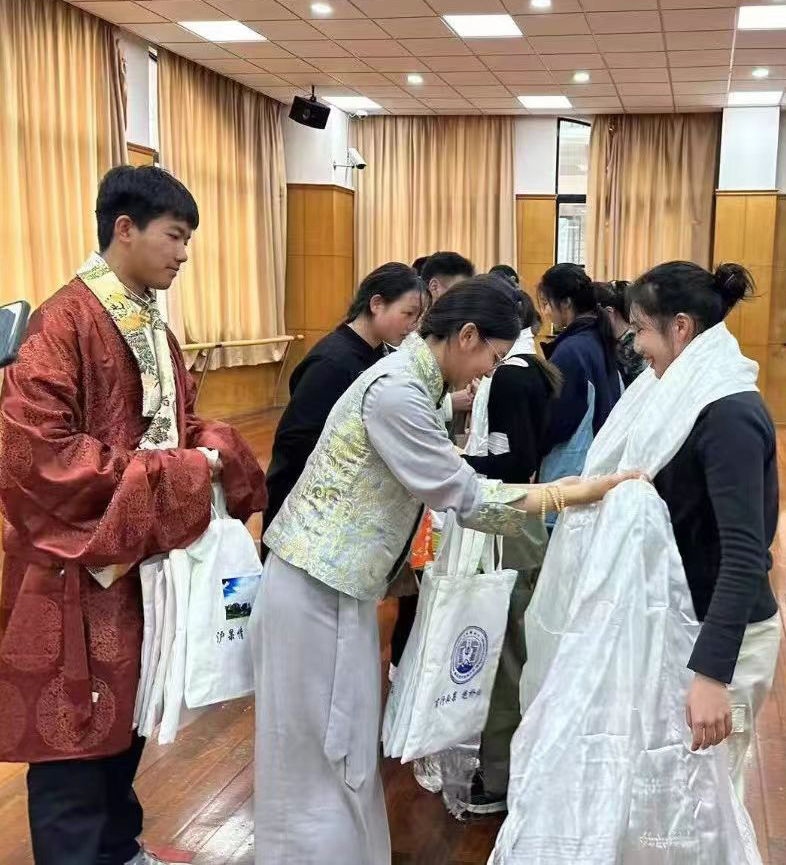 2024年1月18日，在上海市大同中學(xué)，果洛西寧民族中學(xué)學(xué)生給上海大同中學(xué)師生獻(xiàn)哈達(dá)。新華社發(fā)（果洛州教育局供圖）