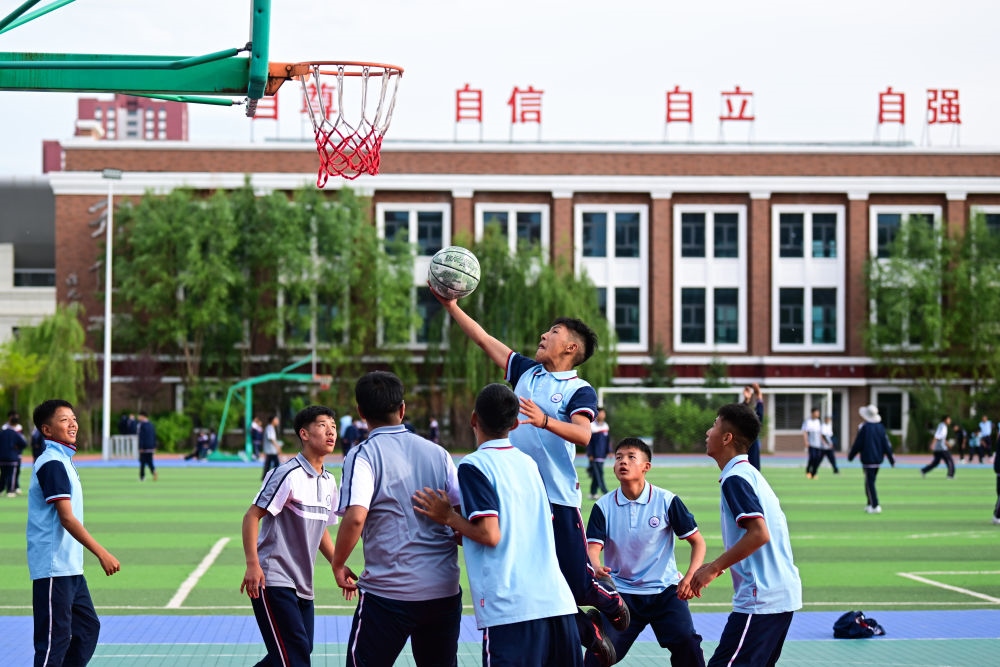 2024年6月18日，果洛西寧民族中學(xué)學(xué)生在打籃球。