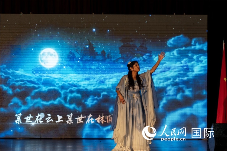 參賽選手演唱中文歌曲《左手指月》。人民日?qǐng)?bào)非洲中心分社 希拉茲·莫林?jǐn)z