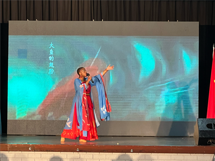 一等獎(jiǎng)獲得者彩翼進(jìn)行才藝表。（圖片來源：孔子課堂）