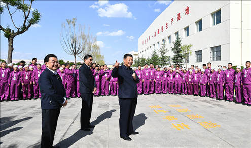 2021年6月7日至9日，習(xí)近平總書記在青?？疾臁＿@是7日下午，習(xí)近平總書記在青海圣源地毯集團(tuán)有限公司考察時(shí)，同企業(yè)員工親切交流。新華社記者 謝環(huán)馳 攝