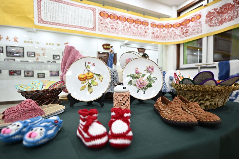 長(zhǎng)城花園社區(qū)居民制作的手工藝品（6月19日攝）。