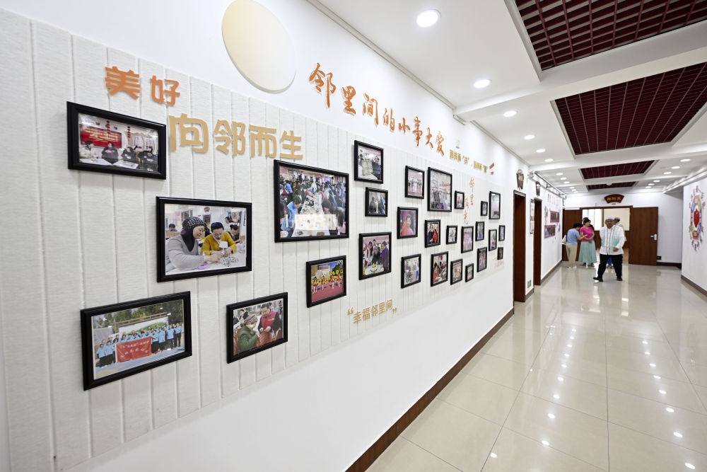 6月19日在長(zhǎng)城花園社區(qū)黨群服務(wù)中心拍攝的照片墻。