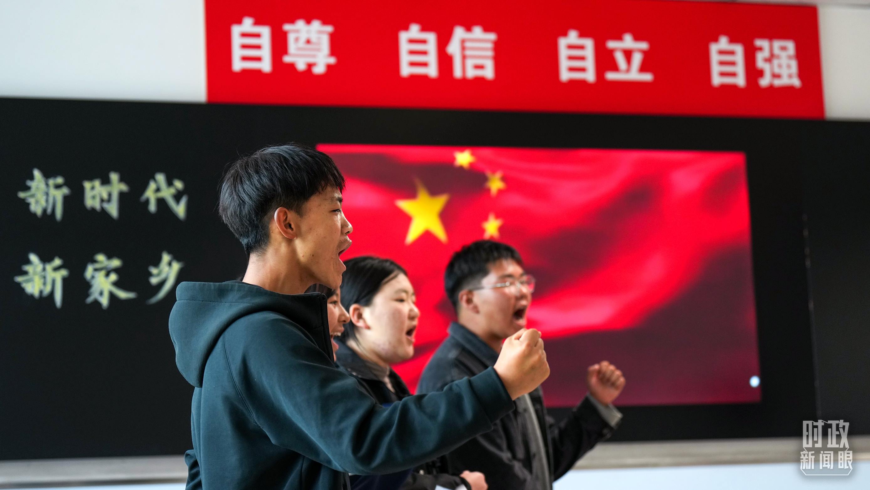 △果洛西寧民族中學(xué)高一（1）班的“新時(shí)代、新家鄉(xiāng)”主題思政課。（總臺(tái)央視記者許永松、國(guó)廣記者李晉拍攝）