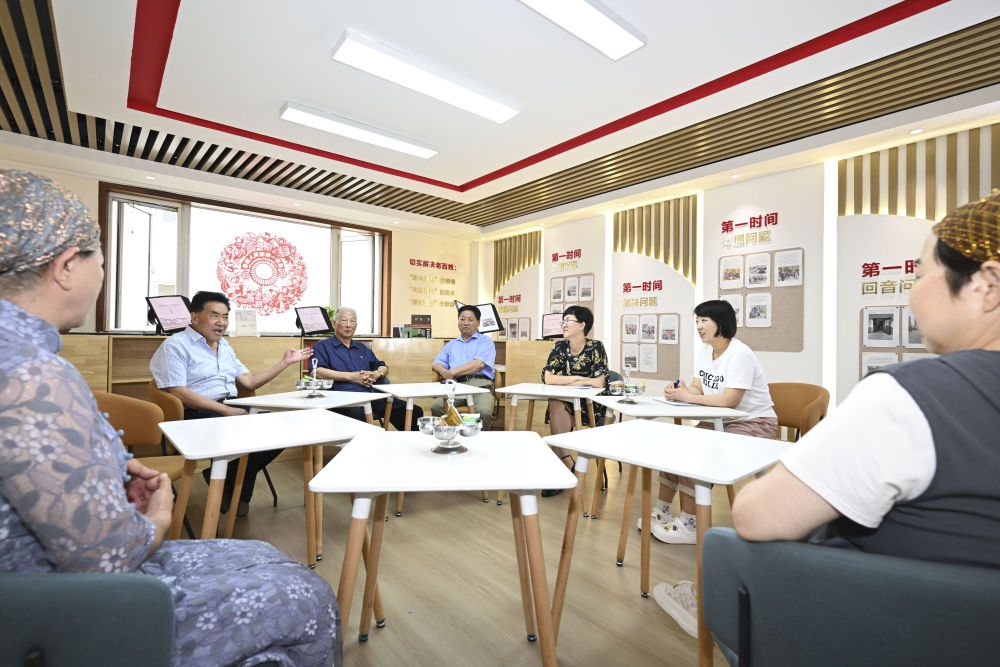 6月20日，長(zhǎng)城花園社區(qū)居民在居民議事廳議事。