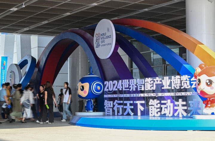 6月20日，與會者走入國家會展中心（天津）參會。新華社記者 孫凡越 攝