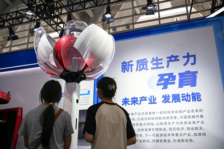 6月20日，與會者參觀天津云圣智能科技有限責(zé)任公司展區(qū)展出的“圣·寶蓮燈”全自主無人機巡檢系統(tǒng)。新華社記者 孫凡越 攝