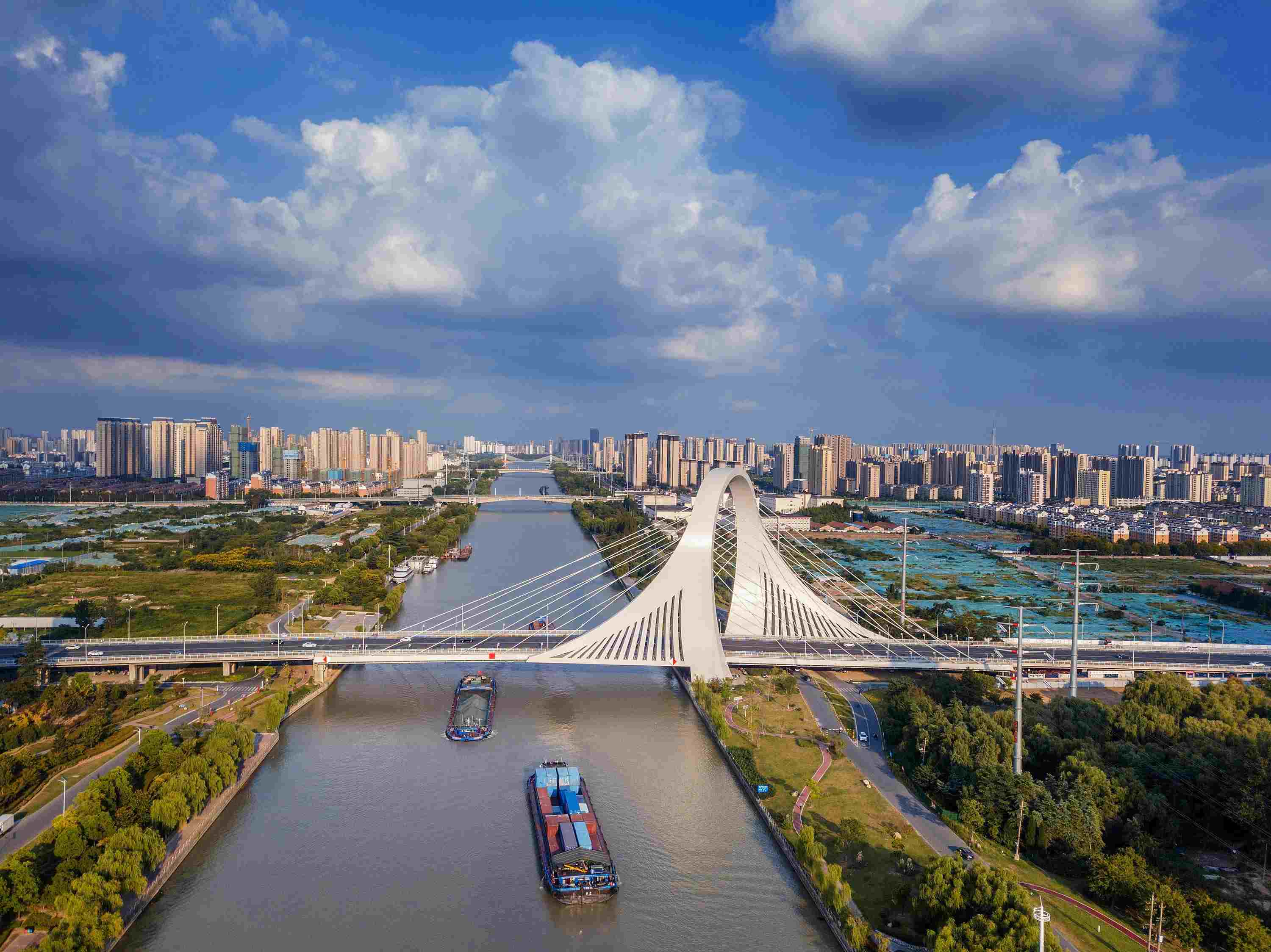 2022年9月12日，幾艘船舶行駛在江蘇淮安運河大橋附近。