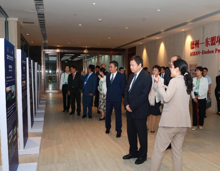 與會嘉賓參觀圖片展。中國外文局供圖