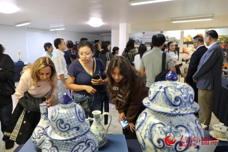 在展覽現(xiàn)場，觀眾們駐足欣賞德化瓷和墨西哥彩瓷。人民網(wǎng) 埃內(nèi)斯托·多明戈斯攝