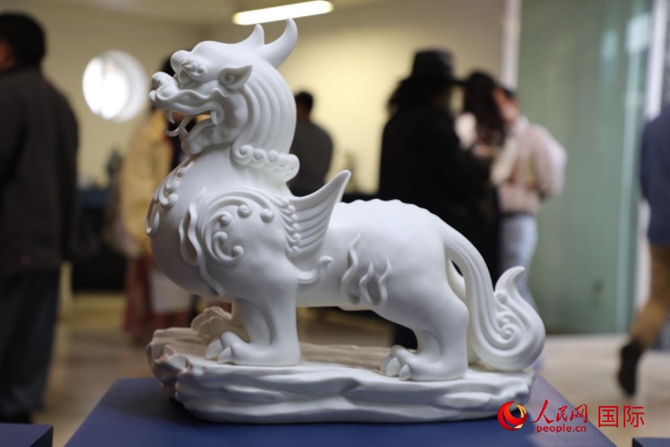 展覽現(xiàn)場的德化白瓷。人民網(wǎng) 埃內(nèi)斯托·多明戈斯攝